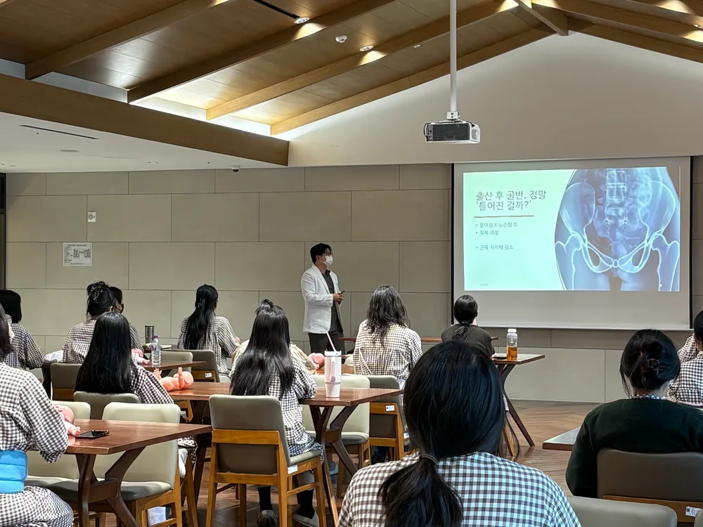 아인산후조리원에서 산모를 대상으로 산후 골반 교육을 진행하는 김관동 원장